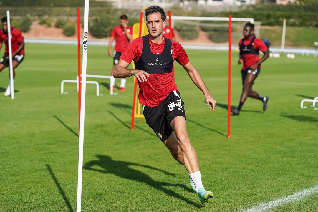 Juan Villar cambia el Almería por el Huesca.