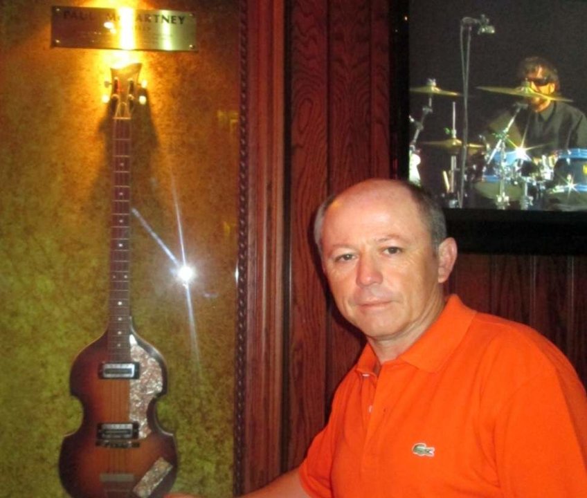 Manuel López, ante una de sus aficiones, el rock y la guitarra de Paul Mccartney.