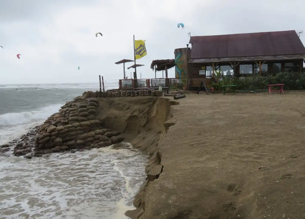 Un chiringuito afectado por un temporal reciente en Huelva.