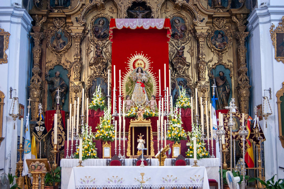 Altar presidido por la patrona de Chucena