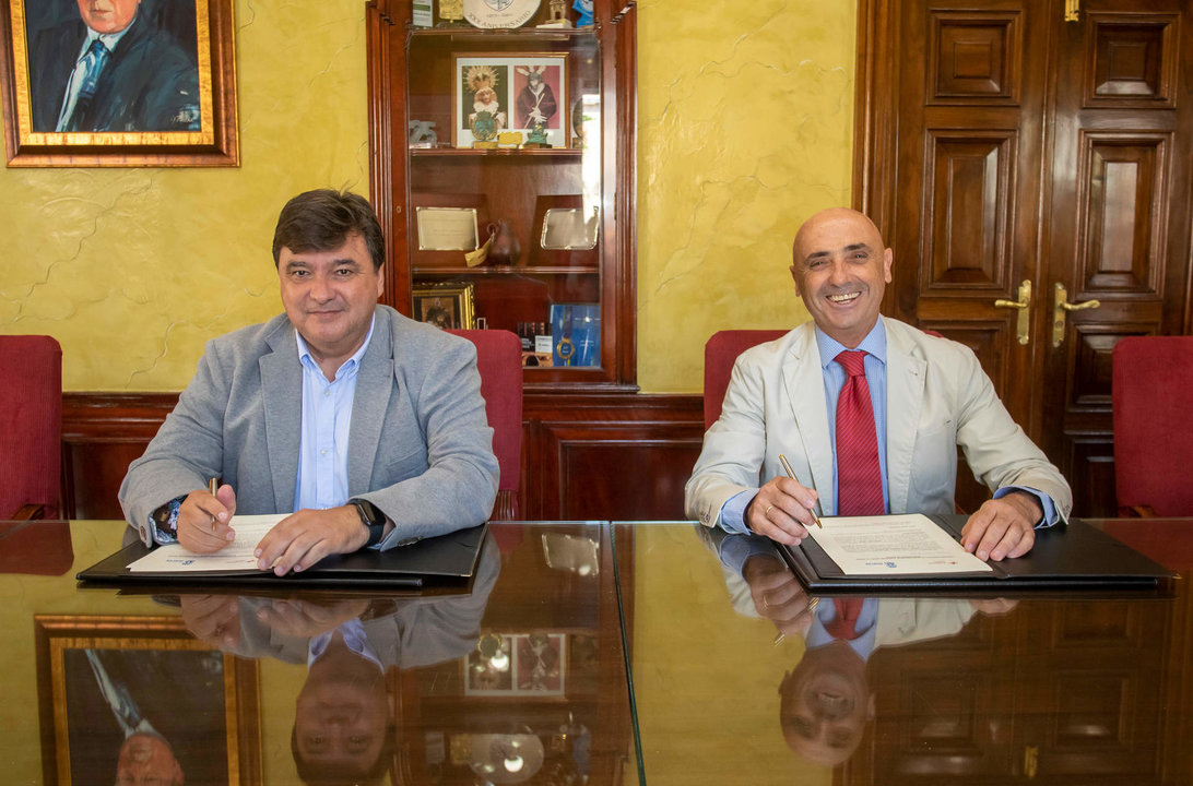 Firma del convenio entre Ayuntamiento y Cepsa.