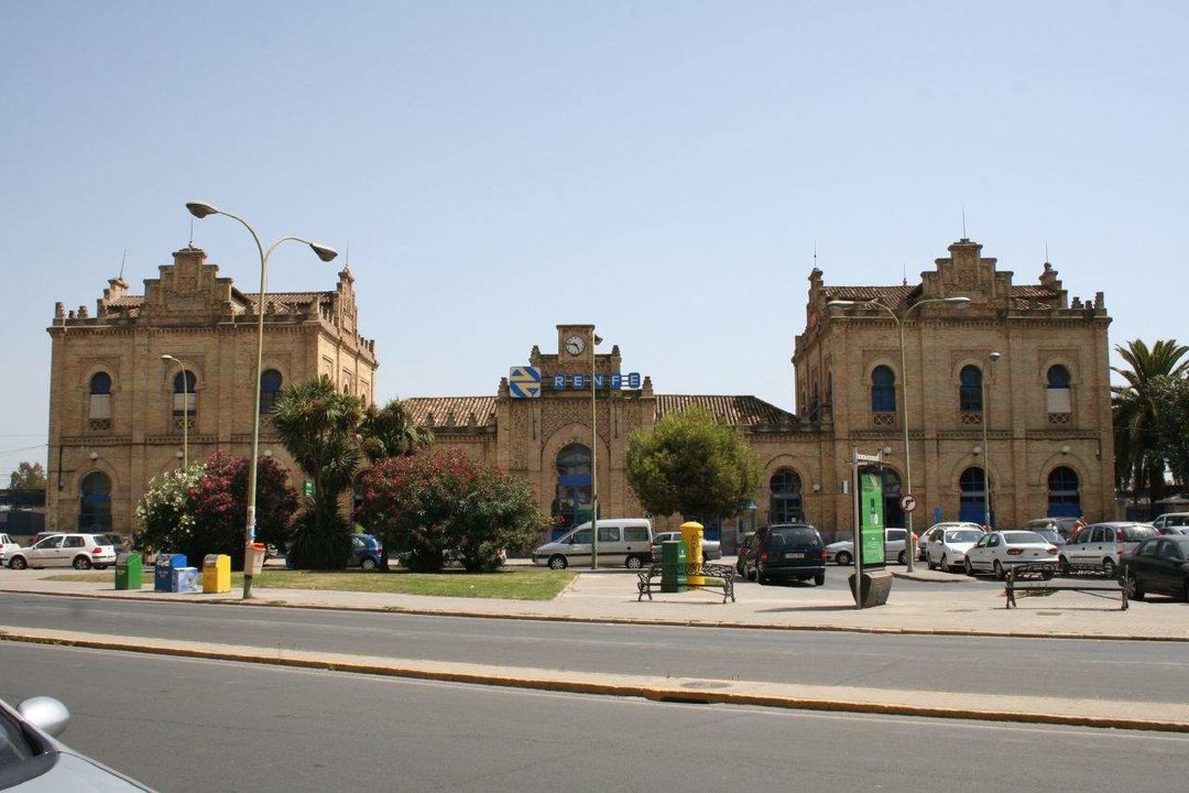 Panorámica de la fachada principal de la Estación de Huelva