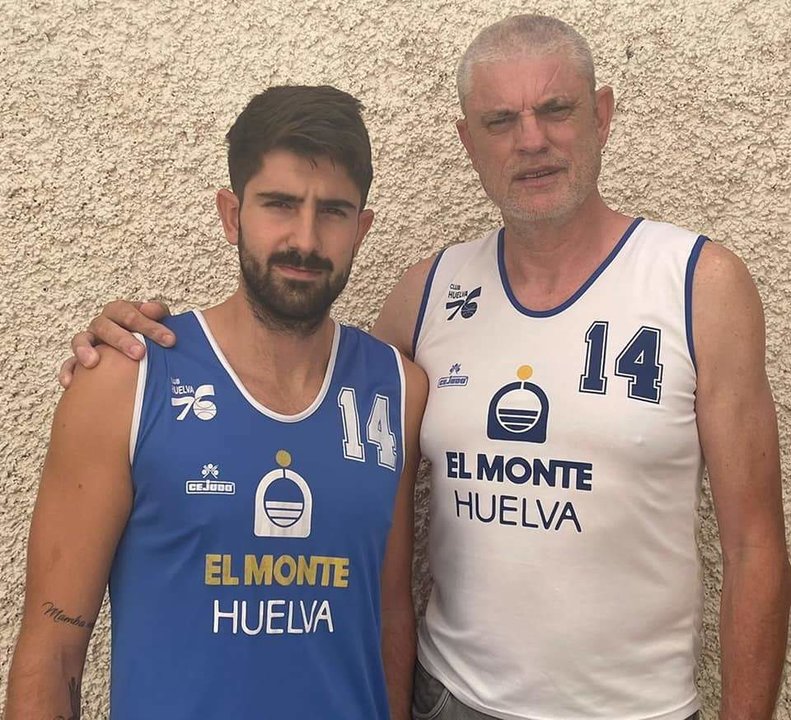 Alberto Artiles y Pepón Artiles con la mítica camiseta de El Monte Huelva.