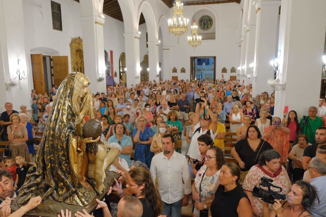 Momento de la procesión claustral de la Virgen de las Angustias de Ayamonte