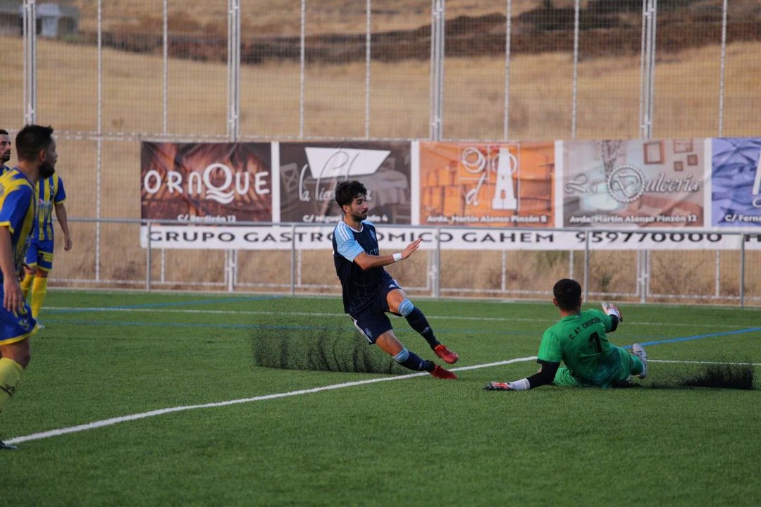 Fran Ávila marca un gol para el Recreativo.
