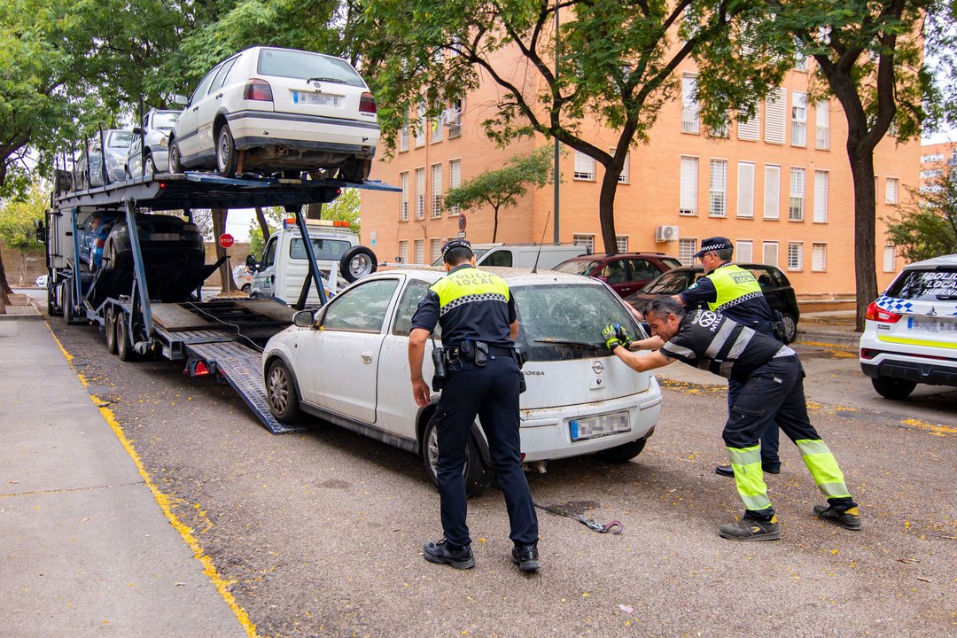 Retirada de vehículos por parte de la Policía Local de Huelva