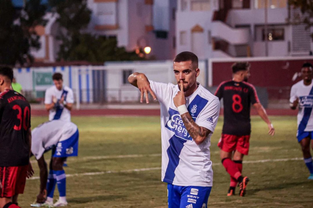 Juanito celebra uno de sus goles con el Recre al Ayamonte.