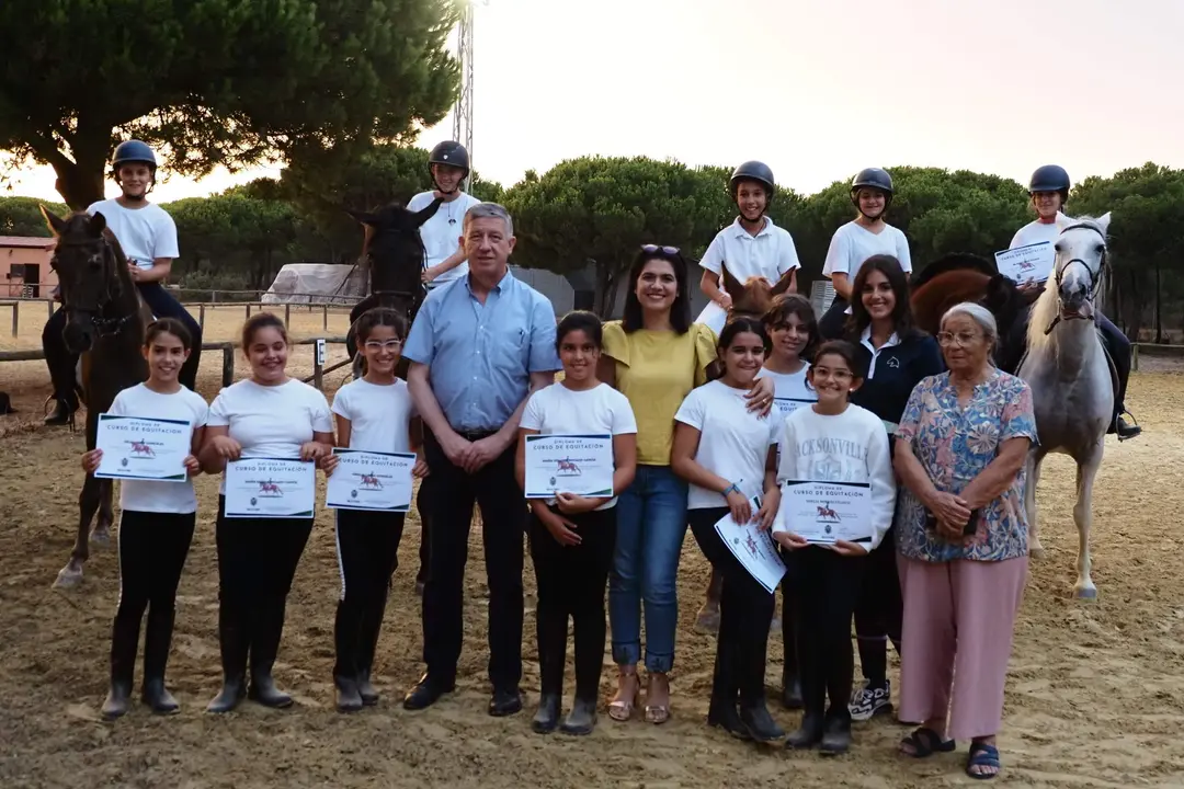 El alcalde, Carmelo Romero, entrega los diplomas de los talleres de verano