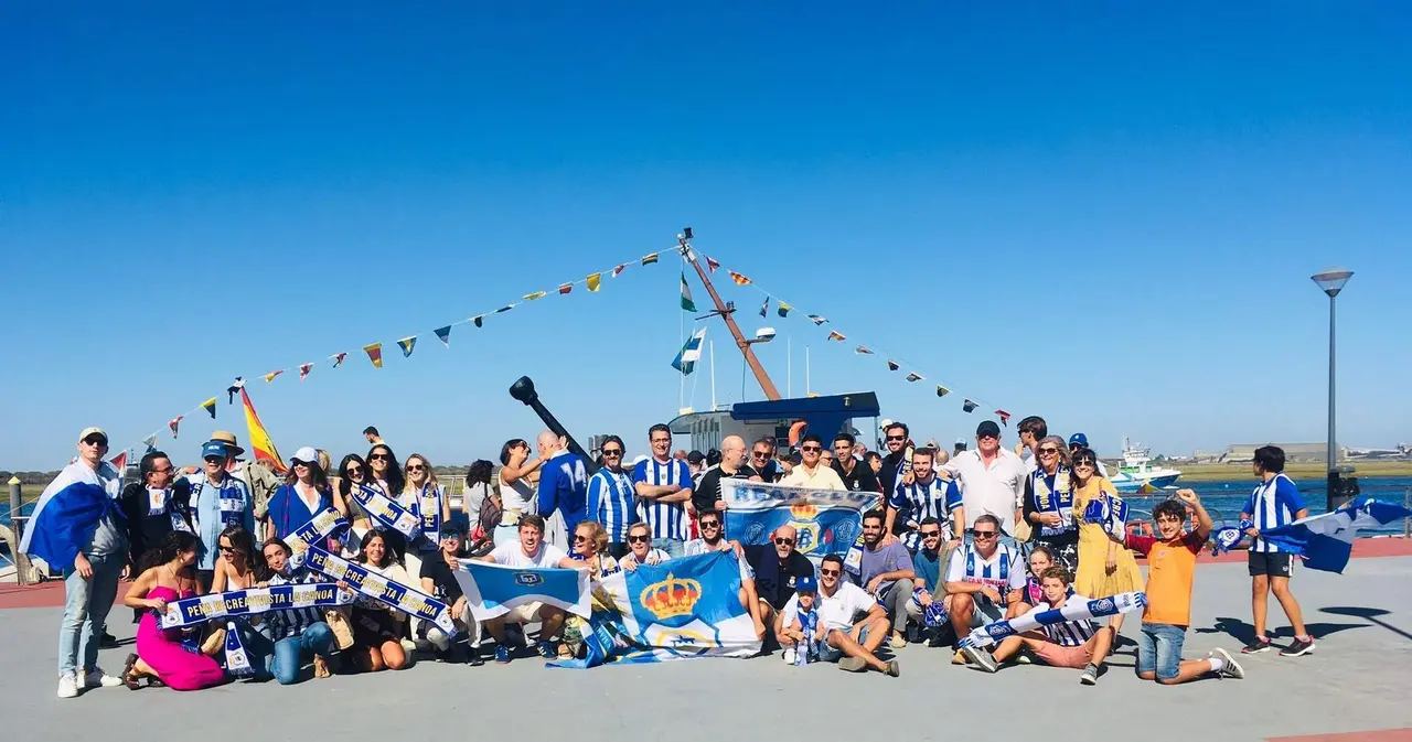 Los aficionados del Recre que hoy han ido al Nuevo Colombino en canoa.