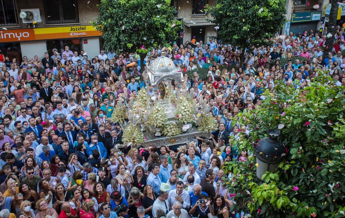 Espectacular imagen de la Virgen de la Cinta en su paso por Huelva