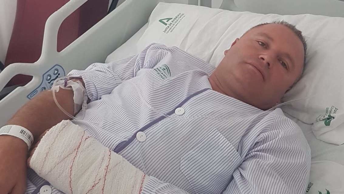 Imagen del hombre agredido tras ocho días ingresado en el hospital
