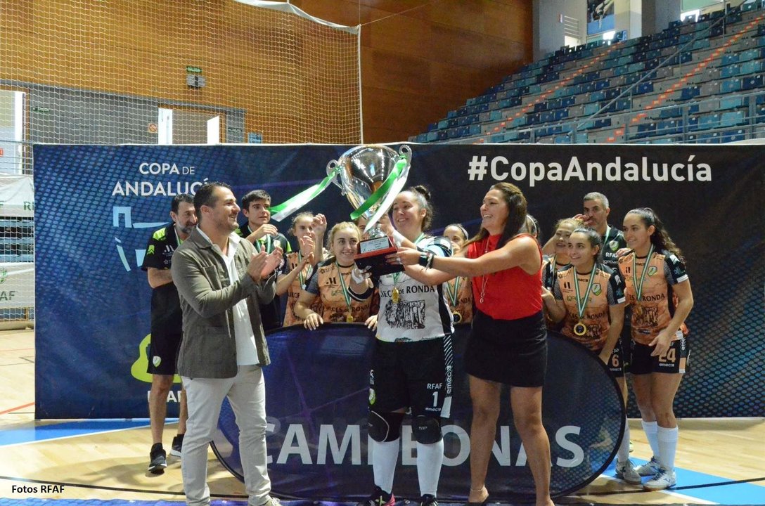 El Atlético Torcal levanta la Copa de Andalucía de Fútbol Sala Femenino.