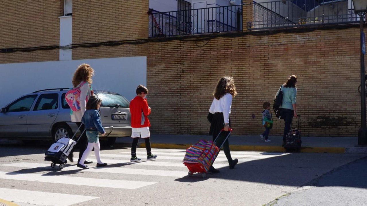 Alumnos a la salida de un centro escolar de Bollullos Par del Condado