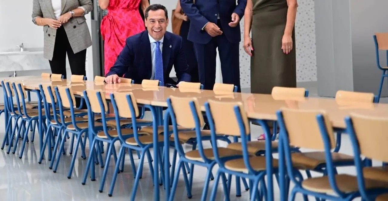 Juanma Moreno, en el aula.