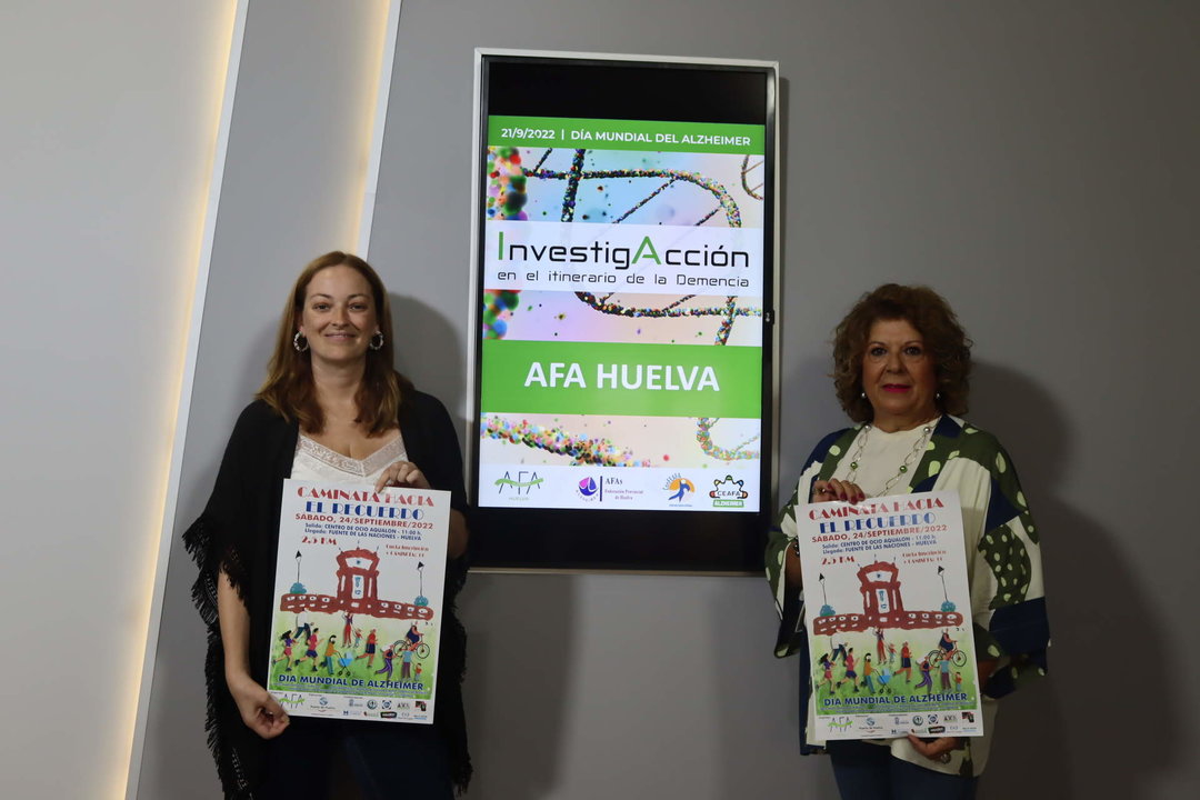Cartel con el que posan representantes del Ayuntamiento de Huelva y AFA
