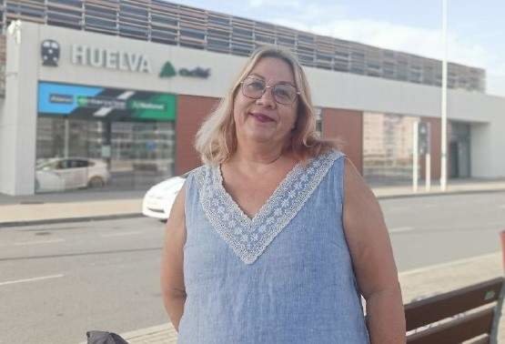 Mónica Rossi en la estación de Renfe de Huelva