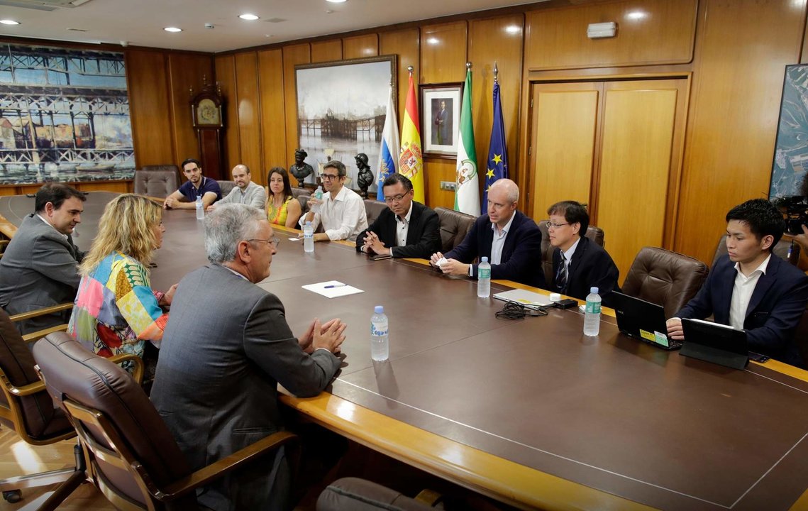 Momento de la reunión de NEC con representantes del Puerto de Huelva