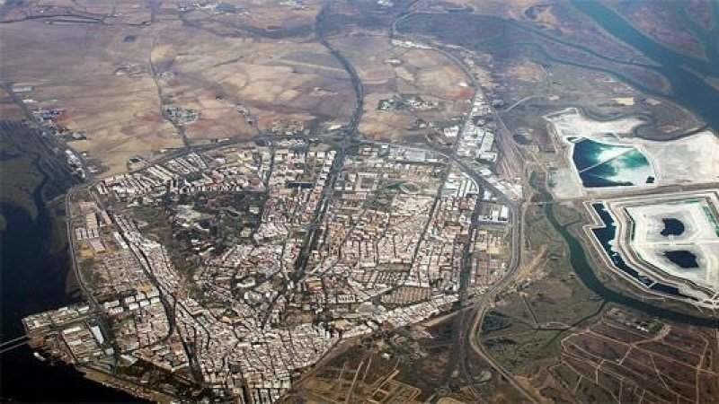 Imagen aérea de Huelva, con las balsas de fosfoyesos a la derecha.