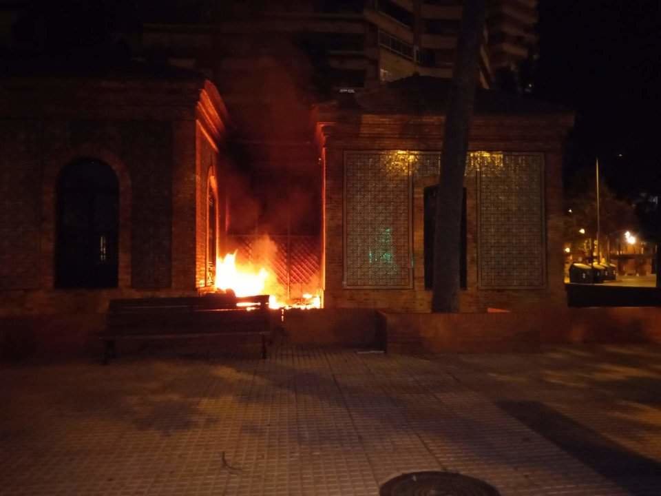 Las llamas queman los enseres ubicados en el lateral del edificio de la estación de Zafra.