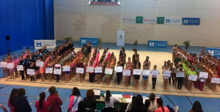 Gimnastas participantes en el Pabellón Municipal de Deportes. / Ayto. S. Bartolomé