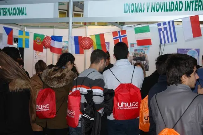 Estudiantes en la Jornada de Puertas Abiertas de la Onubense. / UHU