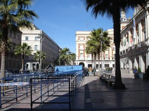 Instalación de las estructuras de los palcos en la plaza de la Constitución. / D. H.