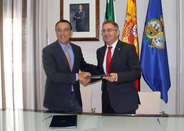 Ignacio Caraballo y Francisco Ruiz, tras la firma del convenio. / Diputación de Huelva
