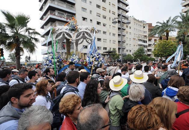  El Simpecado de la Hermandad de Huelva, a su paso por el monumento de la Blanca Paloma. / JOSMI