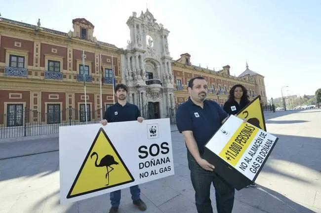 11-03-2015. SEVILLA. Entrega de 11.000 firmas de la campania www.wwf.es/nogasdonana en el Palacio de San Telmo. FOTO : WWF