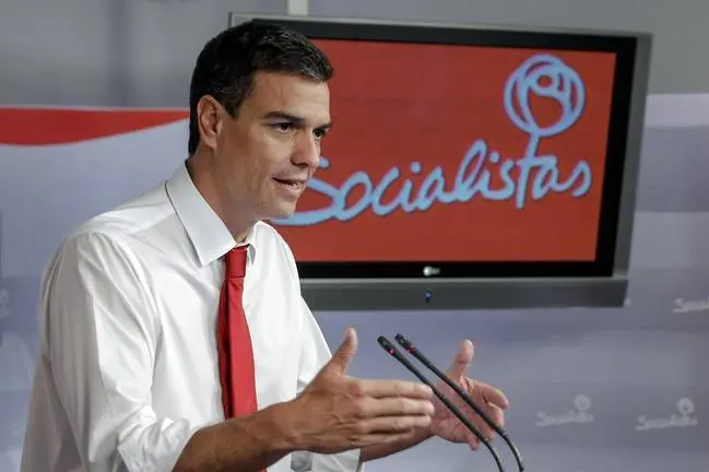 GRA088. MADRID, 01/09/2014.- El secretario general del PSOE, Pedro Sánchez, durante la rueda de prensa posterior a la reunión de la Ejecutiva socialista, donde ha anunciado que propondrá al Comité Federal que las primarias para elegir al candidato para las elecciones generales se celebren tras los comicios municipales y autonómicos, en julio del próximo año. EFE/Emilio Naranjo