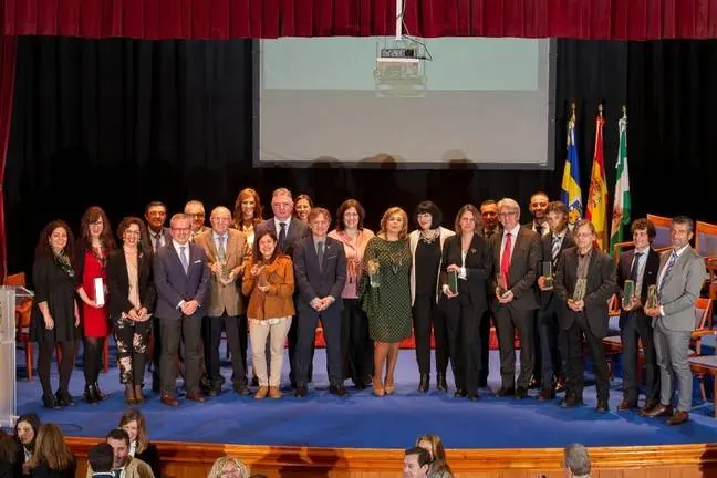 Entrega distinciones huelva junta en huelva, foto de familia de las autoridades junto a los premiados