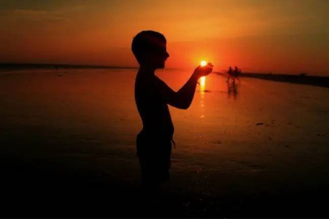 JUGANDO CON EL SOL - Isabel Tenllado