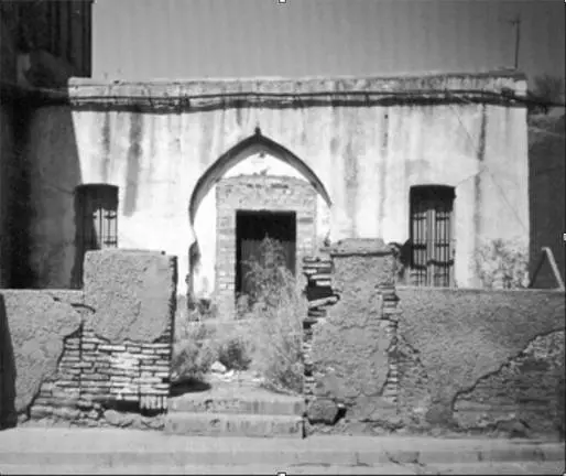 Fachada de la capilla antes de ser derruida. Fotografía: Tesis doctoral "Elena Whishaw y Niebla: la dama de las piedras", Juan María Acosta.