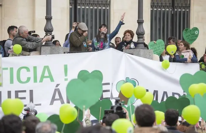 HUELVA, 07/04/18 HUELVA - Concentración de apoyo a los familiares de las victimas del doble crimen de Almonte , a la que asisten familiares de Marta del Castillo y de Ruth y José, entre otras familias de victimas . En la Plaza de las Monjas.
Foto: ALBERTO DIAZ archsev