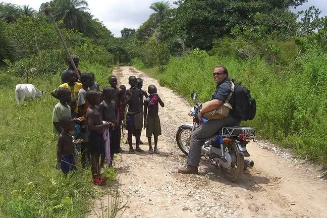 Luis de Vega, con subsaharianos en Guinea Bissau