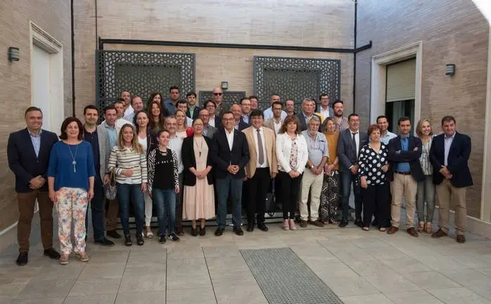 El presidente de la Diputación, Ignacio Caraballo, y el alcalde de Huelva, Gabriel Cruz, atienden a los medios de comunicación en el acto de firma de adhesión de los alcaldes al Pacto social para la llegada del AVE a Huelva.