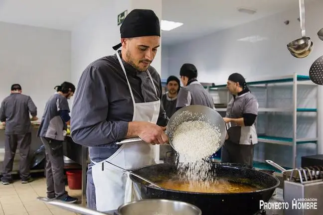 Reportaje sobre la organización Proyecto Hombre que ayuda a las personas con adicciones a diferentes sustancias a su recuperación y reinsercción social