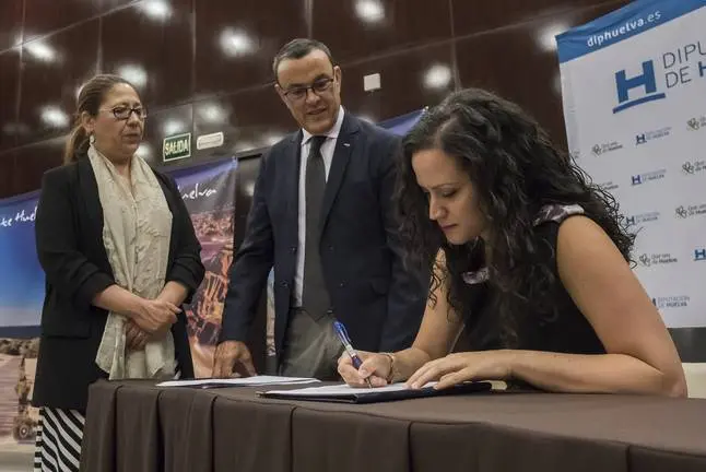 El presidente de la Diputación, Ignacio Caraballo en el acto de firma de adhesión de los representantes del sector turítico onubense al Pacto social para la llegada del AVE a Huelva.