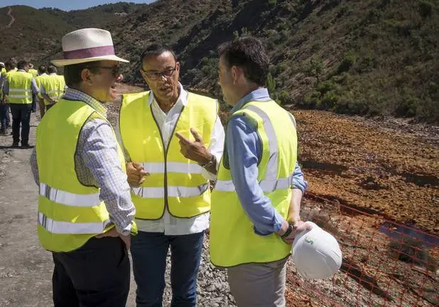 El presidente de la Diputación de Huelva, Ignacio Caraballo, y la diputada del Área de Infraestructura, Medio Ambiente y Planificación, Laura Martín, visitan en Berrocal, las obras que se llevan a cabo para transformar en una ruta ciclable y de senderismo el Camino Natural del Río Tinto.