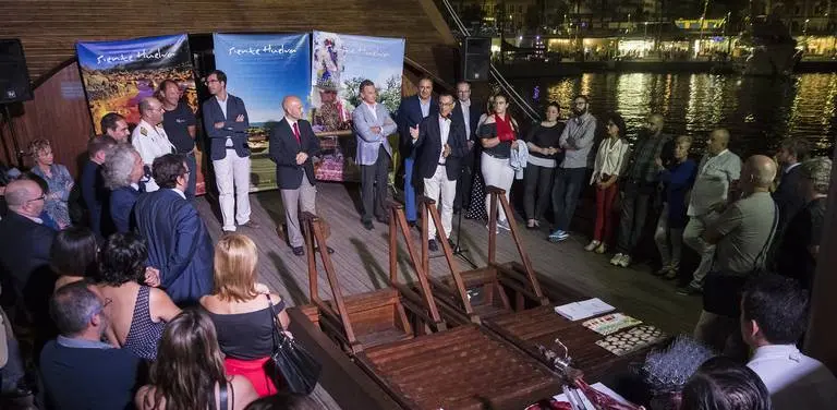 El presidente de la Diputación Provincial de Huelva, Ignacio Caraballo, durante la recepción en la Nao Santa María en el puerto de Málaga.