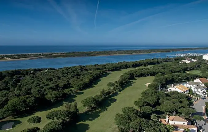 vista aerea de los hoyos 1 y 18 del campo de golf de nuevo portil, en cartaya.