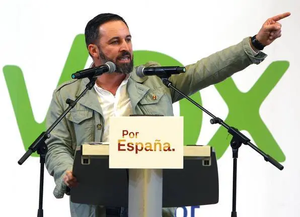 GRAF4973. ALICANTE, 21/04/2019.- El candidato de Vox a la Presidencia del Gobierno, Santiago Abascal, durante su intervención en el acto electoral que el partido ha celebrado este domingo en el pabellón Pitiu Rochel de Alicante. EFE/Morell