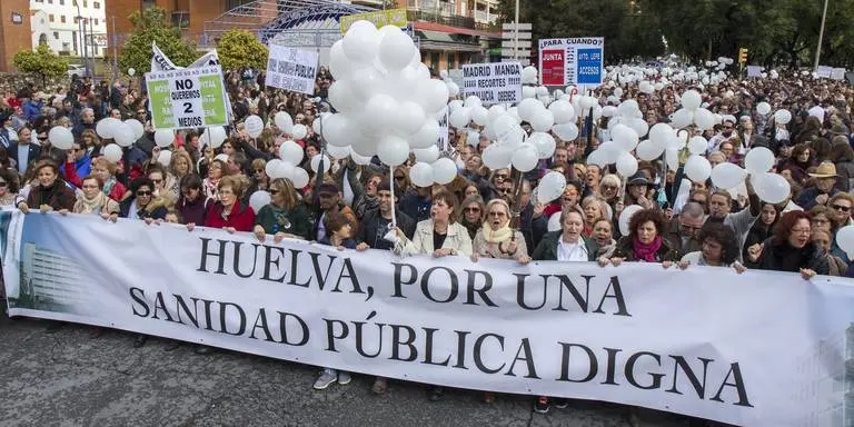HUELVA, 27/11/16 HUELVA - El movimiento ciudadano ' Huelva , por una Sanidad Digna ' convoca a la ciudadania onubense a una manifestacion en defensa de la sanidad publica . Foto: ALBERTO DIAZ archsev