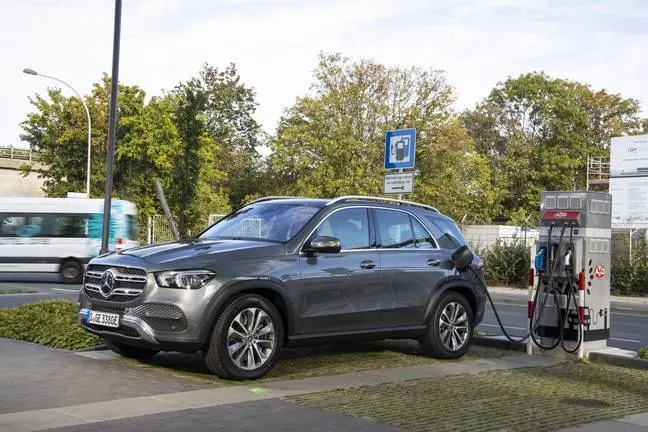 GLE 350 de 4MATIC;Kraftstoffverbrauch gewichtet 1,1 l/100 km, CO2-Emissionen gewichtet 29 g/km, Stromverbrauch gewichtet 25,4 kWh/100 km*

GLE 350 de 4MATIC;Weighted fuel consumption 1.1 l/100 km, weighted CO2 emissions 29 g/km, weighted power consumption 25.4 kWh/100 km*