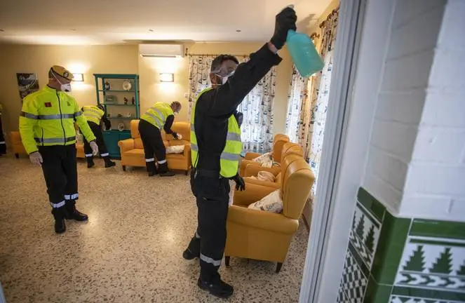 HUELVA, 21/03/20 HUELVA - UME UNIDAD MILITAR EMERGENCIAS LIMPIEZA Y DESINFECCION RESIDENCIA DE MAYORES VIRGEN DEL ROCIO . CORONAVIRUS .
Foto: ALBERTO DIAZ