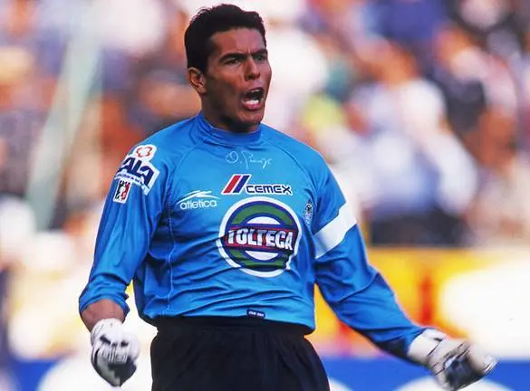 Foto de accion durante el Partido Leon 1-1 Guadalajara en el Estadio Leon Partido Correspondiente a la Jornada 12 del Torneo Verano 2001, en la foto: festejo de gol de Oswaldo Sanchez
--- 28/01/2001/ MEXSPORT/