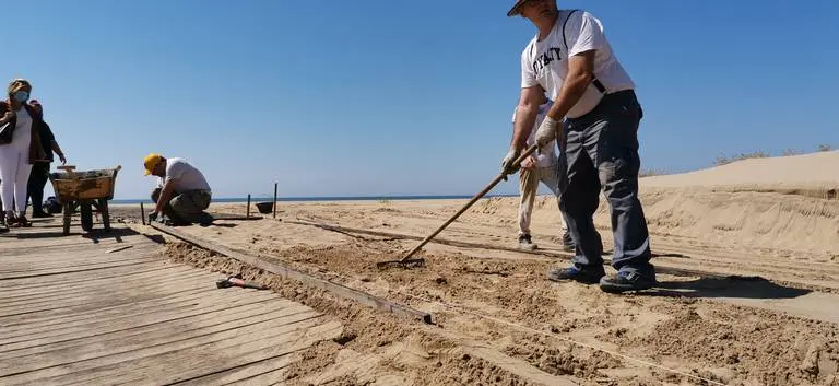 Trabajos en una pasarela de la playa de Isla Canela en Ayamonte