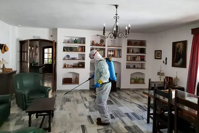 Desinfección en la residencia de ancianos de Higuera de la Sierra