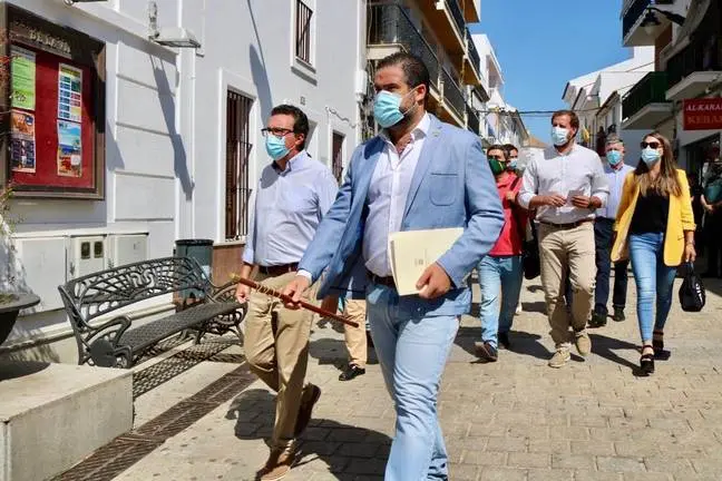 Manuel Barroso junto a la plana mayor del PP a la llegada al pleno de Cartaya.
