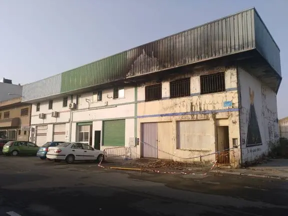 Nave ocupada en el Molino de la Vega donde se ha producido el incendio.